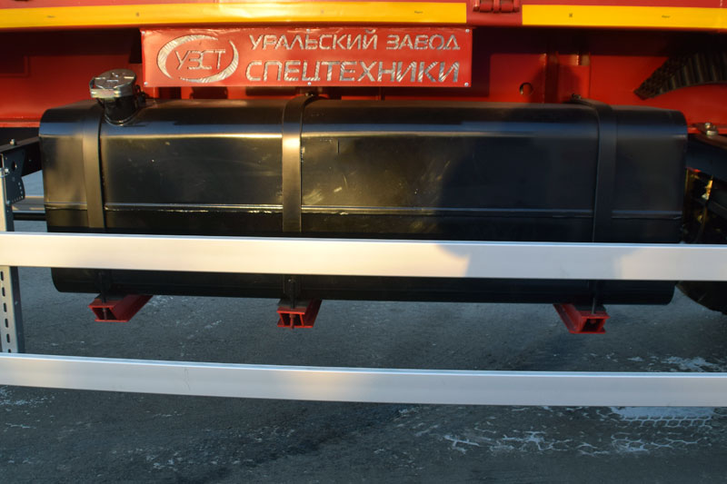 Топливный бак 500 л с погружным насосом и розеткой для подключения